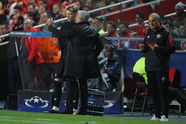 Mourinho e McTominay, no Estádio da Luz, num Benfica-Man. United, em 2017 — Foto Imago