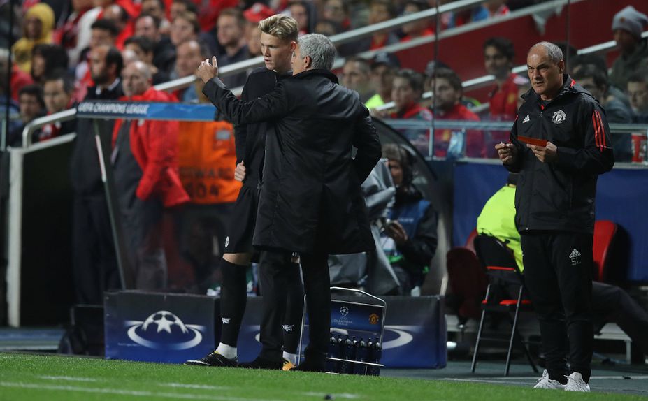 Mourinho e McTominay, no Estádio da Luz, num Benfica-Man. United, em 2017 — Foto Imago