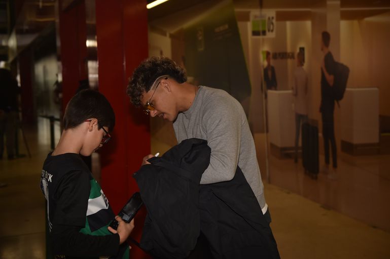 Maxi Araújo dá autógrafo - Foto: Miguel Nunes