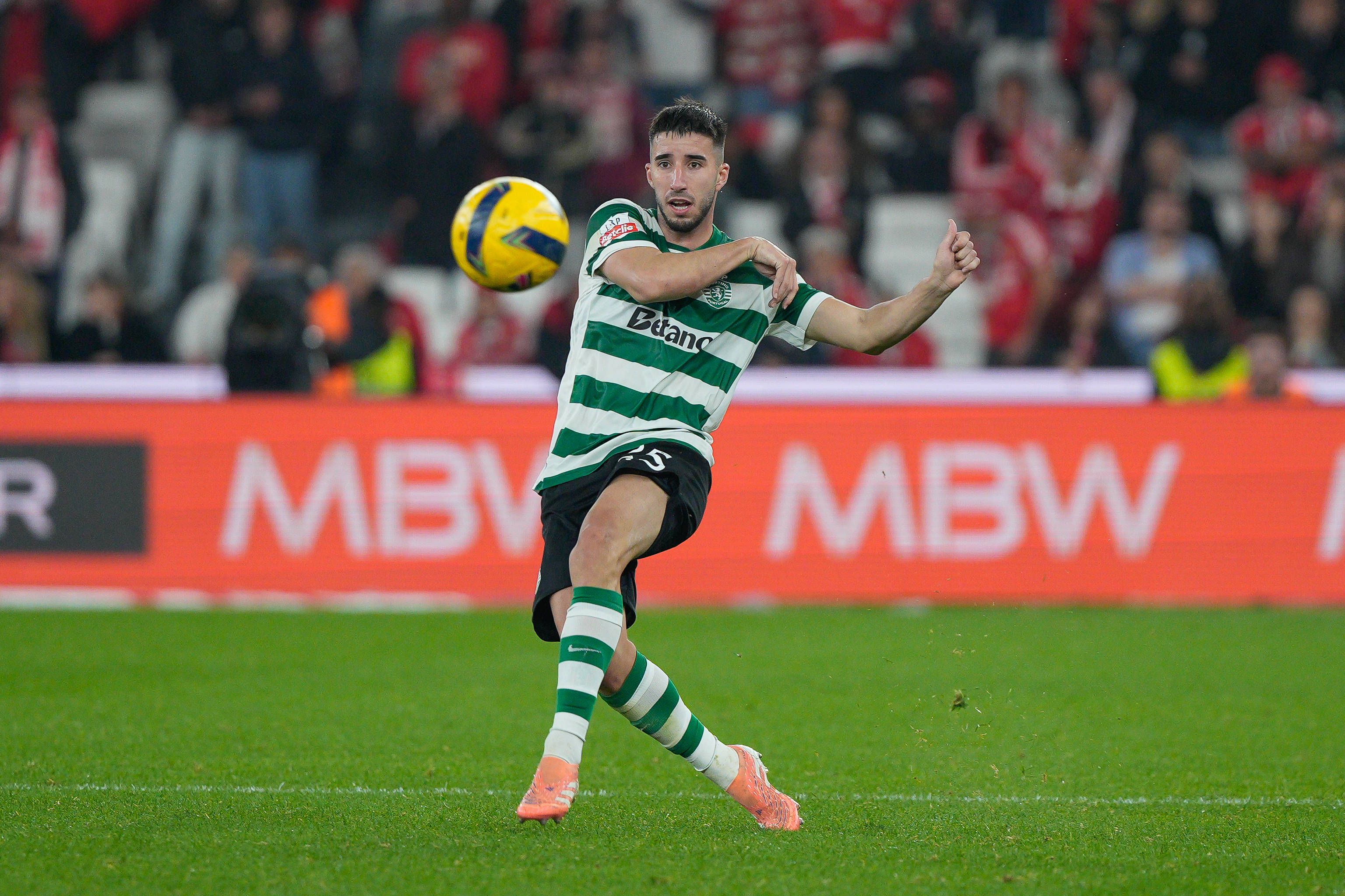 Gonçalo Inácio foi um dos quatro portugueses do Sporting que jogou de início no dérbi — Foto: Imago