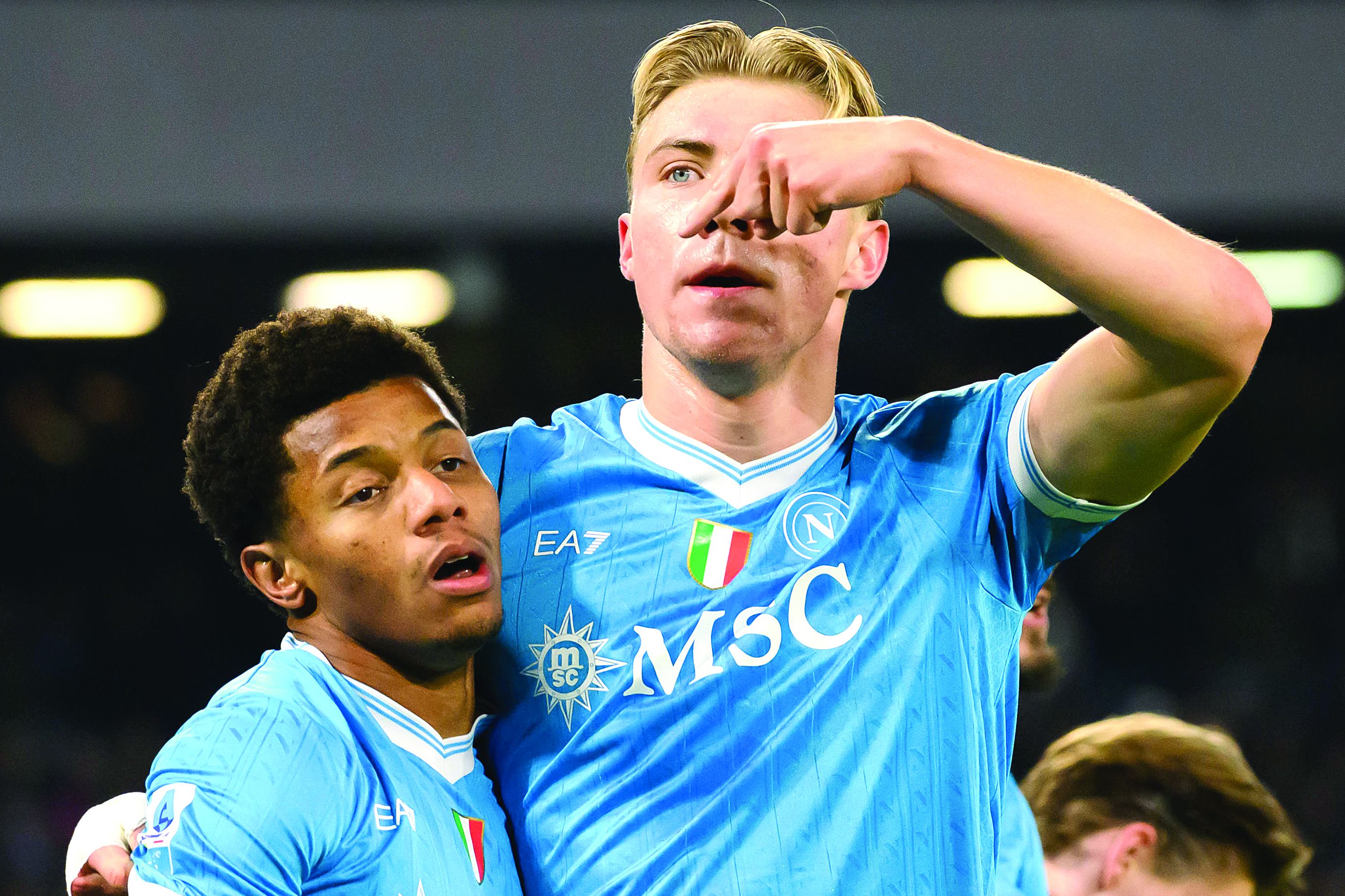 Rasmus Hojlund aponta para David Neres 
e deixa bem claro quem foi importante no primeiro golo contra a Juventus. O dinamarquês finalizou depois de lance individual do brasileiro — Foto: IMAGO