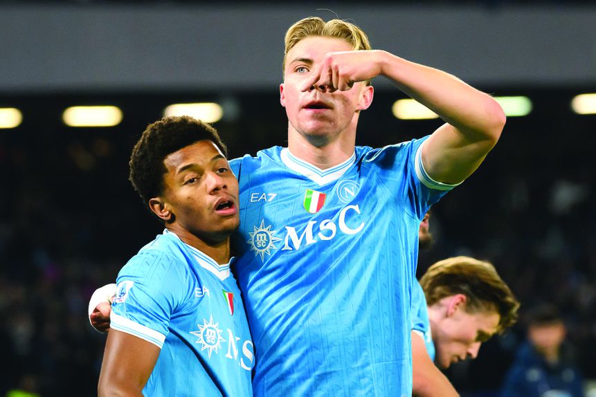 Rasmus Hojlund aponta para David Neres 
e deixa bem claro quem foi importante no primeiro golo contra a Juventus. O dinamarquês finalizou depois de lance individual do brasileiro — Foto: IMAGO