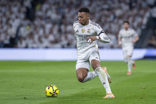 Mbappé magoou-se na mão esquerda frente ao Celta de Vigo