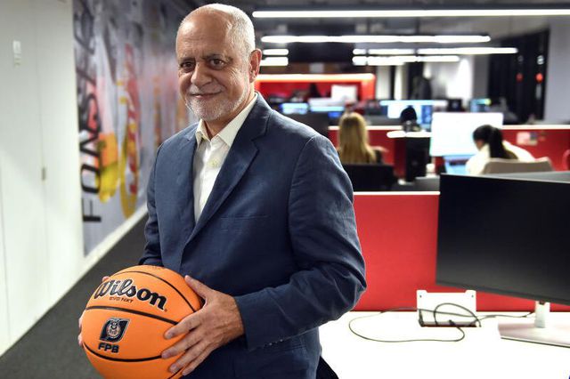 Aos 66 anos, Carlos Barroca esteve na redação do jornal para confirmar que está longe de pensar na reforma           Fotografia Miguel Nunes