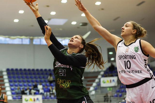 Lauren Golding foge à oposição de Maria Kostourkova   Fotografia FPB