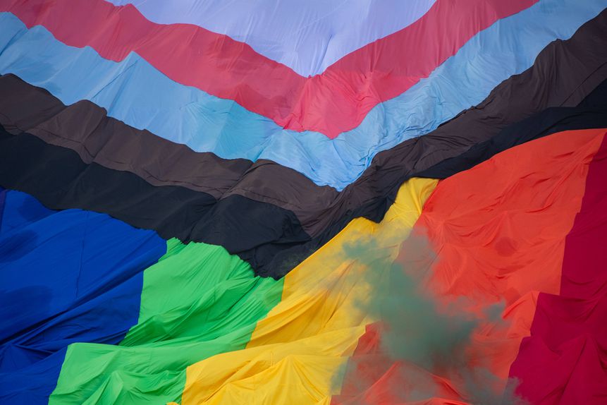 Tarja de apoio à comunidade LGBTQ+