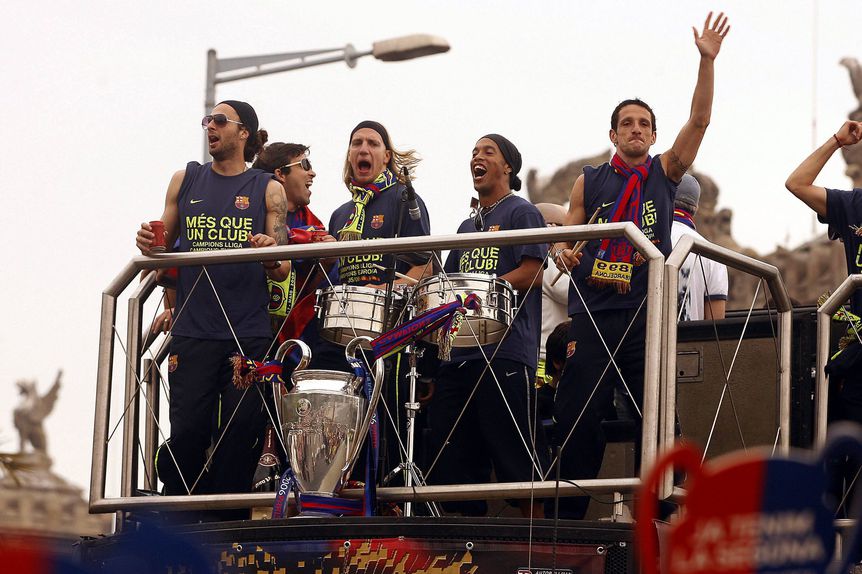 Ronaldinho e Maxi López nos festejos da conquista da Champions 2005/06 pelo Barcelona