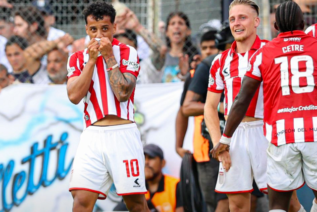 O festejo apaixonado de Palacios - Foto: Estudiantes/X