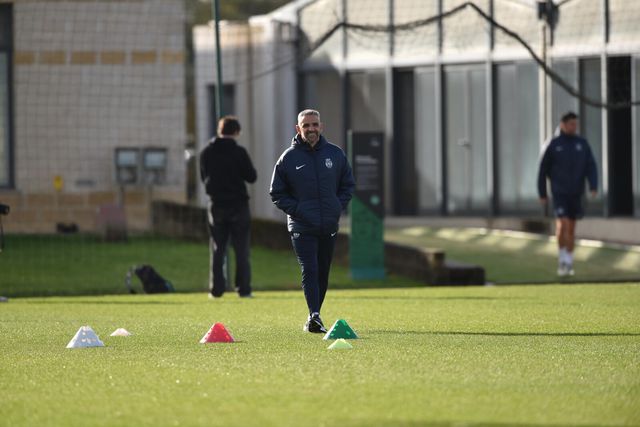 O momento em que o Daniel Bragança chega ao treino sob aplausos dos colegas