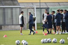 O momento em que Daniel Bragança chega ao treino sob aplausos dos colegas