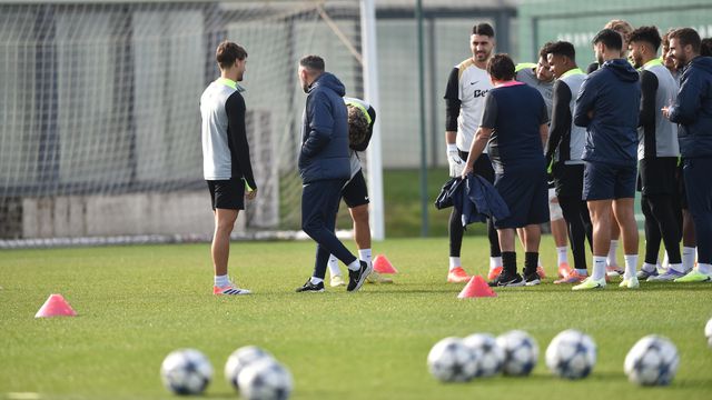 O momento em que Daniel Bragança chega ao treino sob aplausos dos colegas