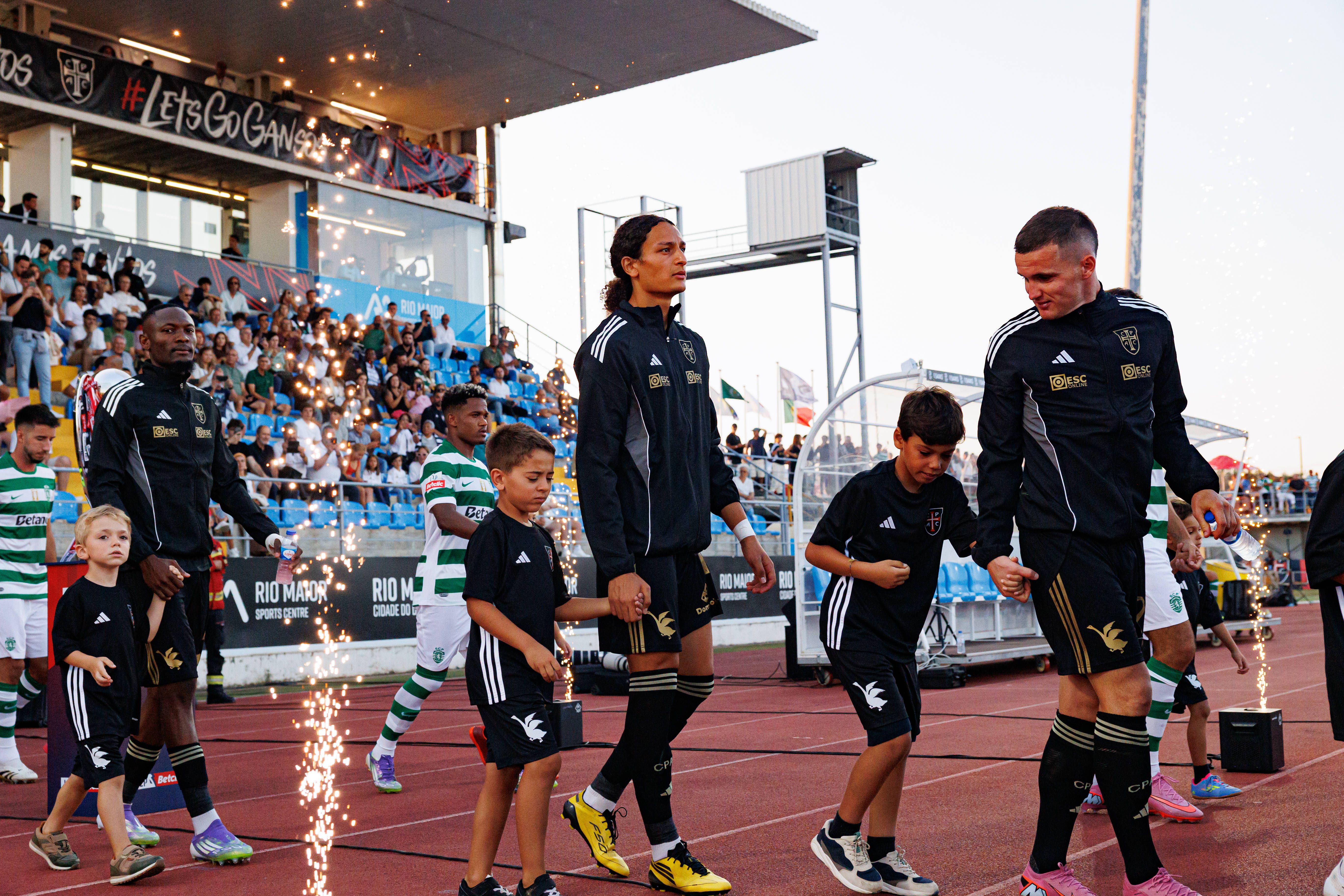 Fahem Benaissa (ao centro) concorre por mais oportunidades na ala esquerda do Casa Pia. Foto: IMAGO