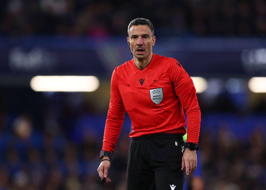 Slavko Vincic durante o Chelsea-Barcelona desta temporada na Liga dos Campeões