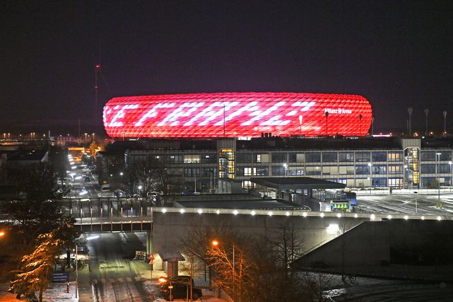 Bayern ilumina o estádio em homenagem a Beckenbauer