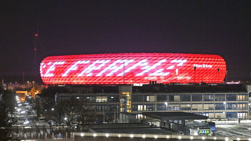 Bayern ilumina o estádio em homenagem a Beckenbauer