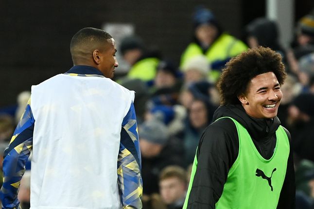 Magia da Taça: Ashley Young partilha momento especial com o filho no relvado