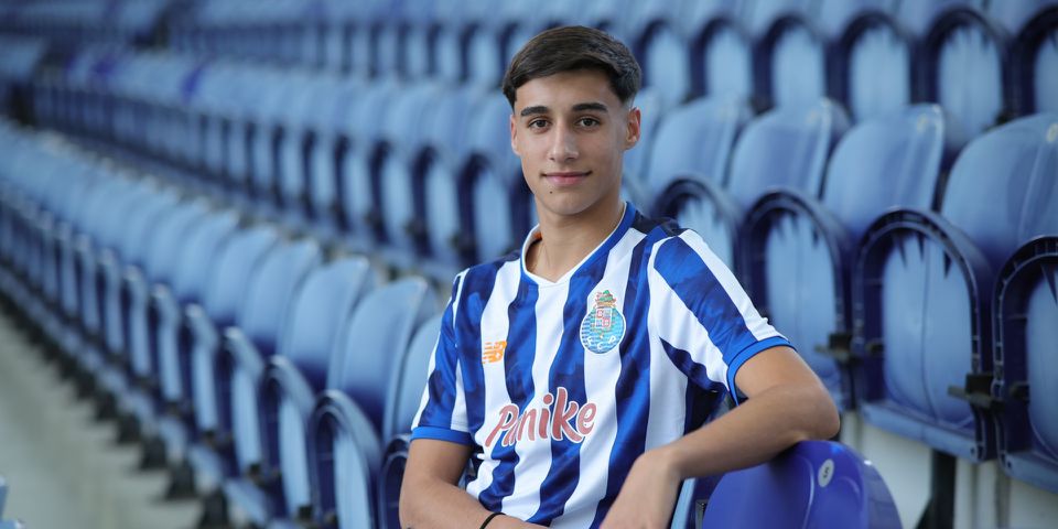 FC Porto: jovem lateral de 16 anos assina contrato profissional