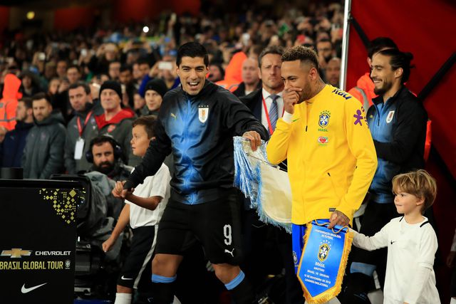 Luis Suárez e Neymar num amigável, Uruguaio-Brasil, como capitães de equipa, em 2018