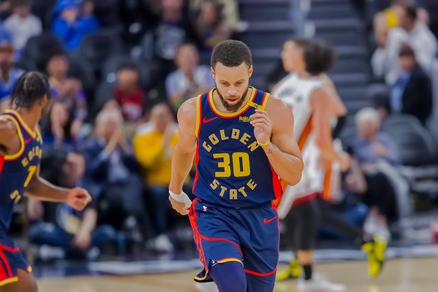 Stephen Curry (Golden State Warriors) durante jogo com os Miami Heat na NBA