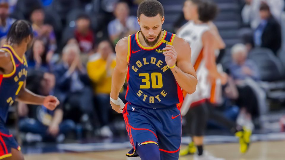 Stephen Curry (Golden State Warriors) durante jogo com os Miami Heat na NBA