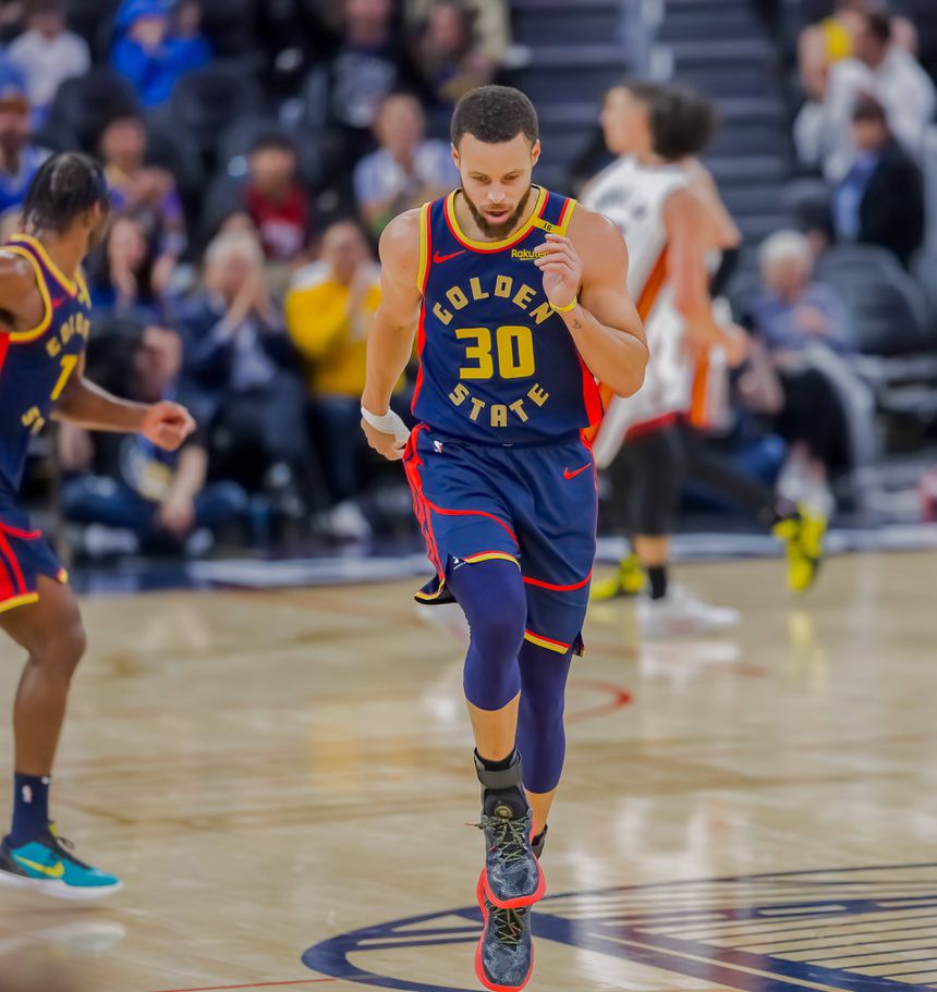 Stephen Curry (Golden State Warriors) durante jogo com os Miami Heat na NBA