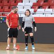 Alex Pinto, treinador da equipa feminina de futsal do Benfica, dá instruções a Ana Catarina, guarda-redes, durante um treino do conjunto encarnado de preparação para o dérbi de esta sexta-feira à noite (21h30) frente ao Sporting