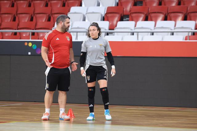 Alex Pinto, treinador da equipa feminina de futsal do Benfica, dá instruções a Ana Catarina, guarda-redes, durante um treino do conjunto encarnado de preparação para o dérbi de esta sexta-feira à noite (21h30) frente ao Sporting