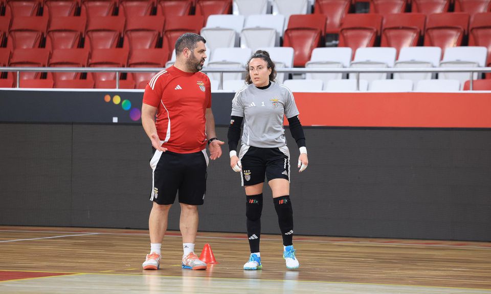 Alex Pinto, treinador da equipa feminina de futsal do Benfica, dá instruções a Ana Catarina, guarda-redes, durante um treino do conjunto encarnado de preparação para o dérbi de esta sexta-feira à noite (21h30) frente ao Sporting