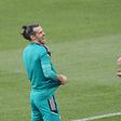 Gareth Bale e Peter Crouch sorriem num reencontro, antes de um jogo entre o Liverpool e o Real Madrid