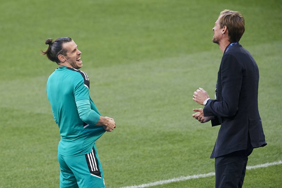 Gareth Bale e Peter Crouch sorriem num reencontro, antes de um jogo entre o Liverpool e o Real Madrid