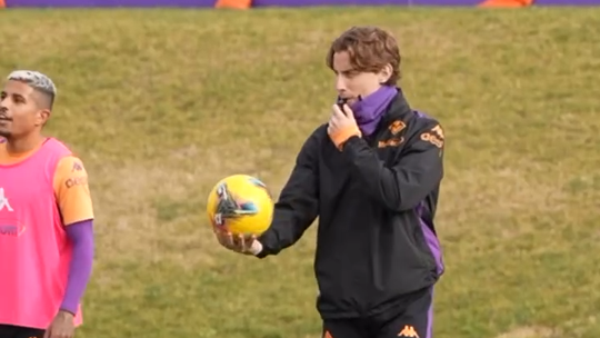 Vídeo: sem poder jogar na Fiorentina, Bove encontrou novo papel no treino