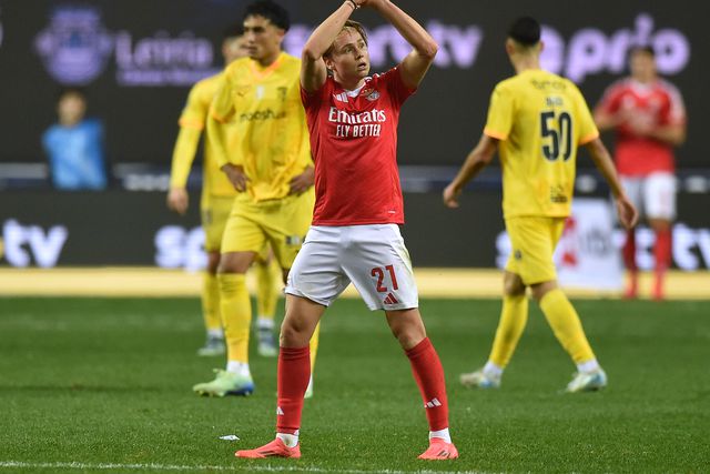 Schjelderup agradece aos adeptos do Benfica no jogo com o SC Braga da meia-final da Taça da Liga