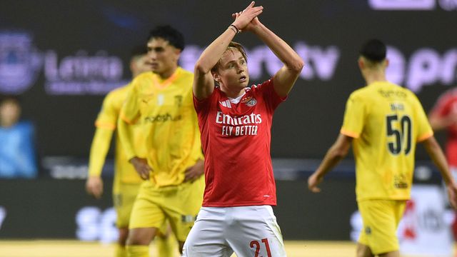 Schjelderup agradece aos adeptos do Benfica no jogo com o SC Braga da meia-final da Taça da Liga