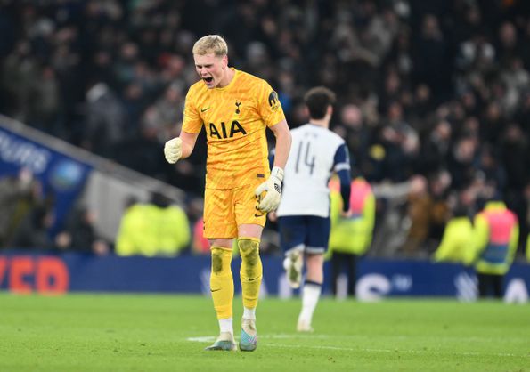 Guarda-redes Antonin Kinsky muito feliz na estreia pelo Tottenham