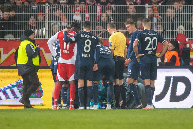 Bochum vence Union Berlim na secretaria após isqueiro acertar em jogador