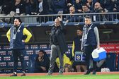 José Mourinho, treinador do Fenerbahçe, pensativo a olhar para o relvado