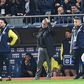 José Mourinho, treinador do Fenerbahçe, pensativo a olhar para o relvado