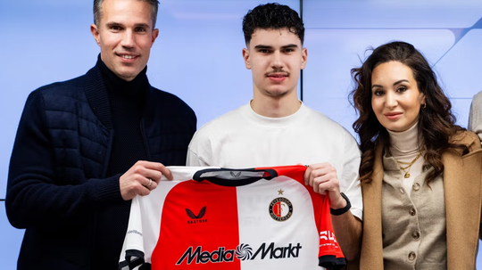 Filho de Van Persie renova com o Feyenoord