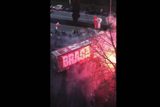 Forte apoio dos adeptos do SC Braga na partida da equipa para Leiria