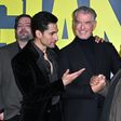 O ator Amir El-Masry, que interpreta Prince, Pierce Brosnan e Naseem Hamed na estreia de «Giant»