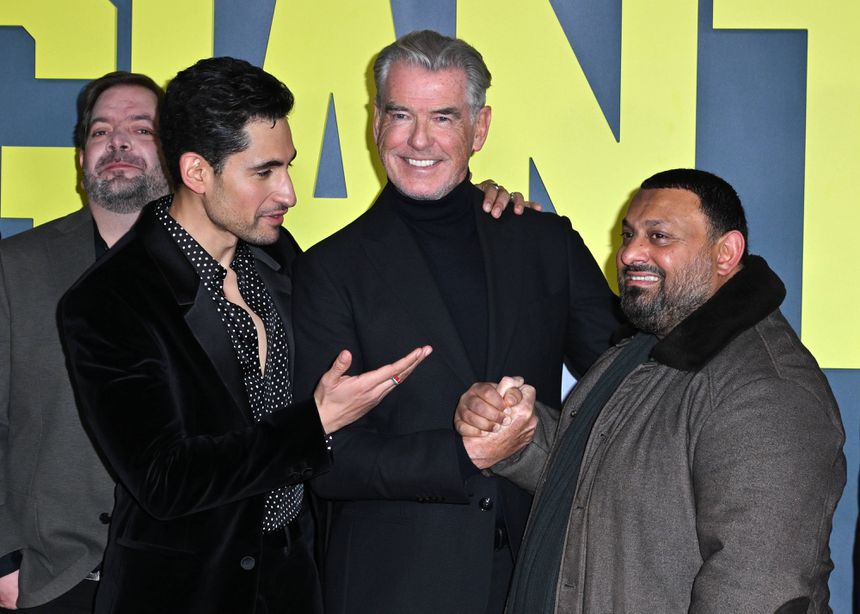 O ator Amir El-Masry, que interpreta Prince, Pierce Brosnan e Naseem Hamed na estreia de «Giant»