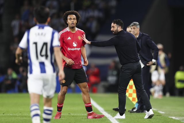 Ruben Amorim ao lado de Joshua Zirkzee em jogo do Manchester United