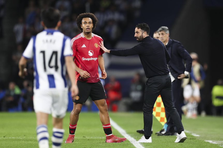 Ruben Amorim ao lado de Joshua Zirkzee em jogo do Manchester United