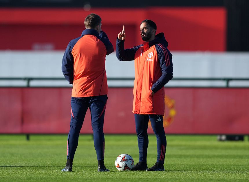 Ruben Amorim a falar com Darren Fletcher ainda como treinador do Manchester United