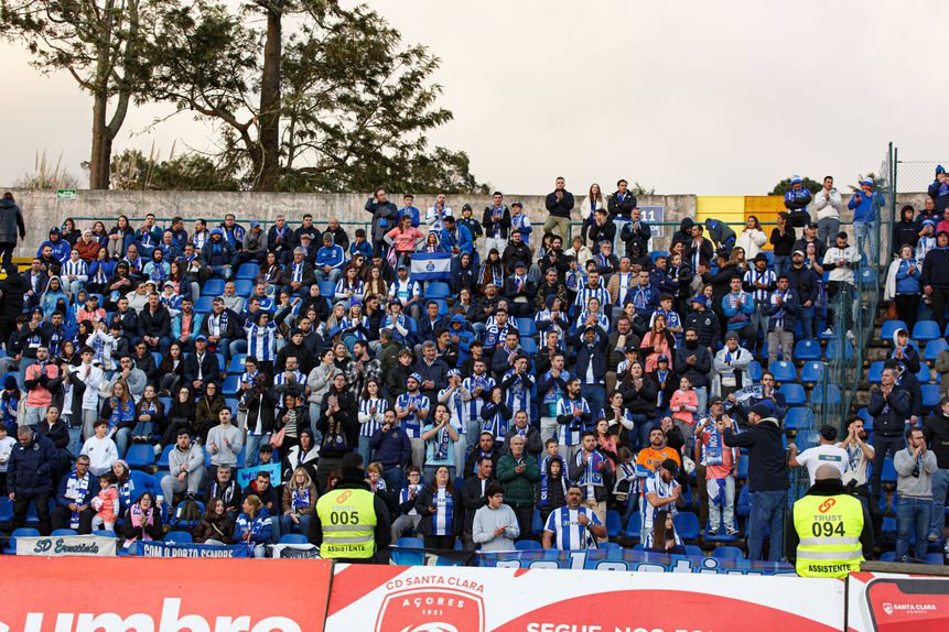 Adeptos do FC Porto continuam a acompanhar a equipa em força nas deslocações