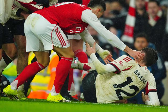 Martinelli e Bradley no Arsenal-Liverpool