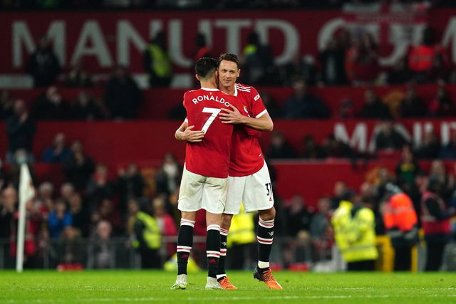 Nemanja Matic a abraçar Cristiano Ronaldo em jogo do Manchester United