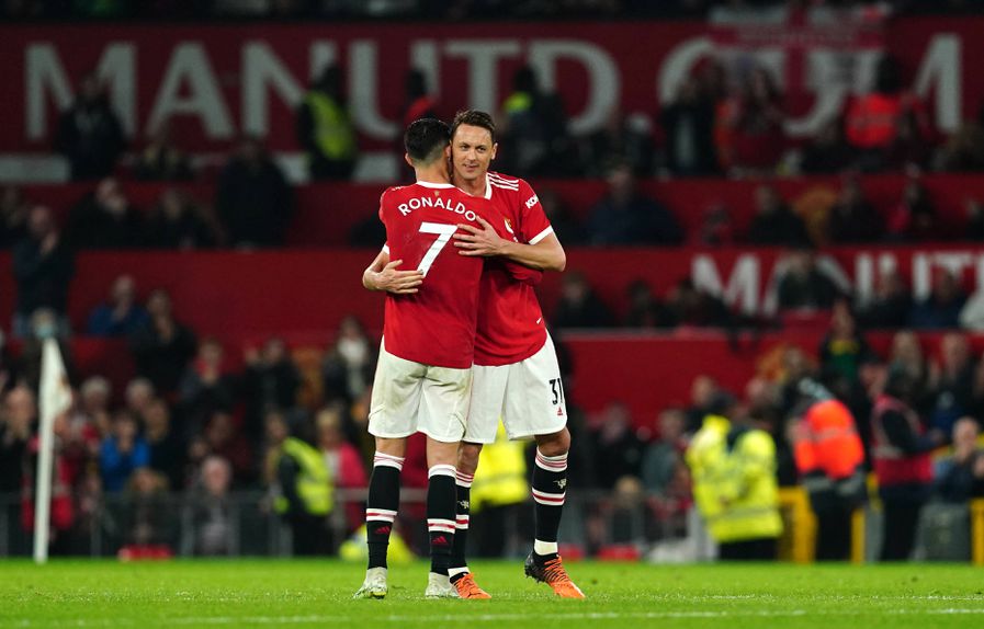 Nemanja Matic a abraçar Cristiano Ronaldo em jogo do Manchester United