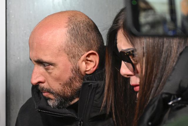 Jacques e Jessica Moretti, donos do bar La Constellation, na chegada ao tribunal - Foto: Alessandro della Valle/EPA