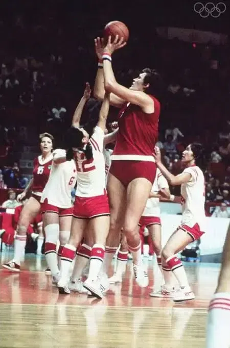 Com 11 anos, a jogadora que nasceu em Riga, já media 1,90m. Foto BasketballBuzz